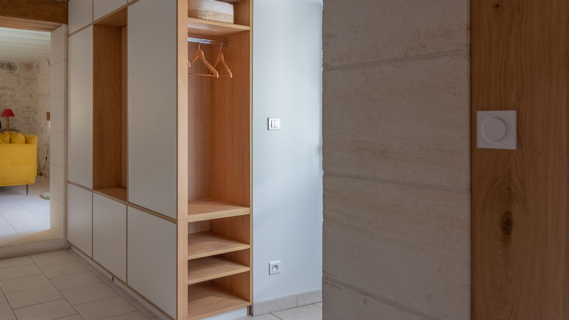 Vue sur le meuble de rangement à l'entrée en blanc et sur-mesure