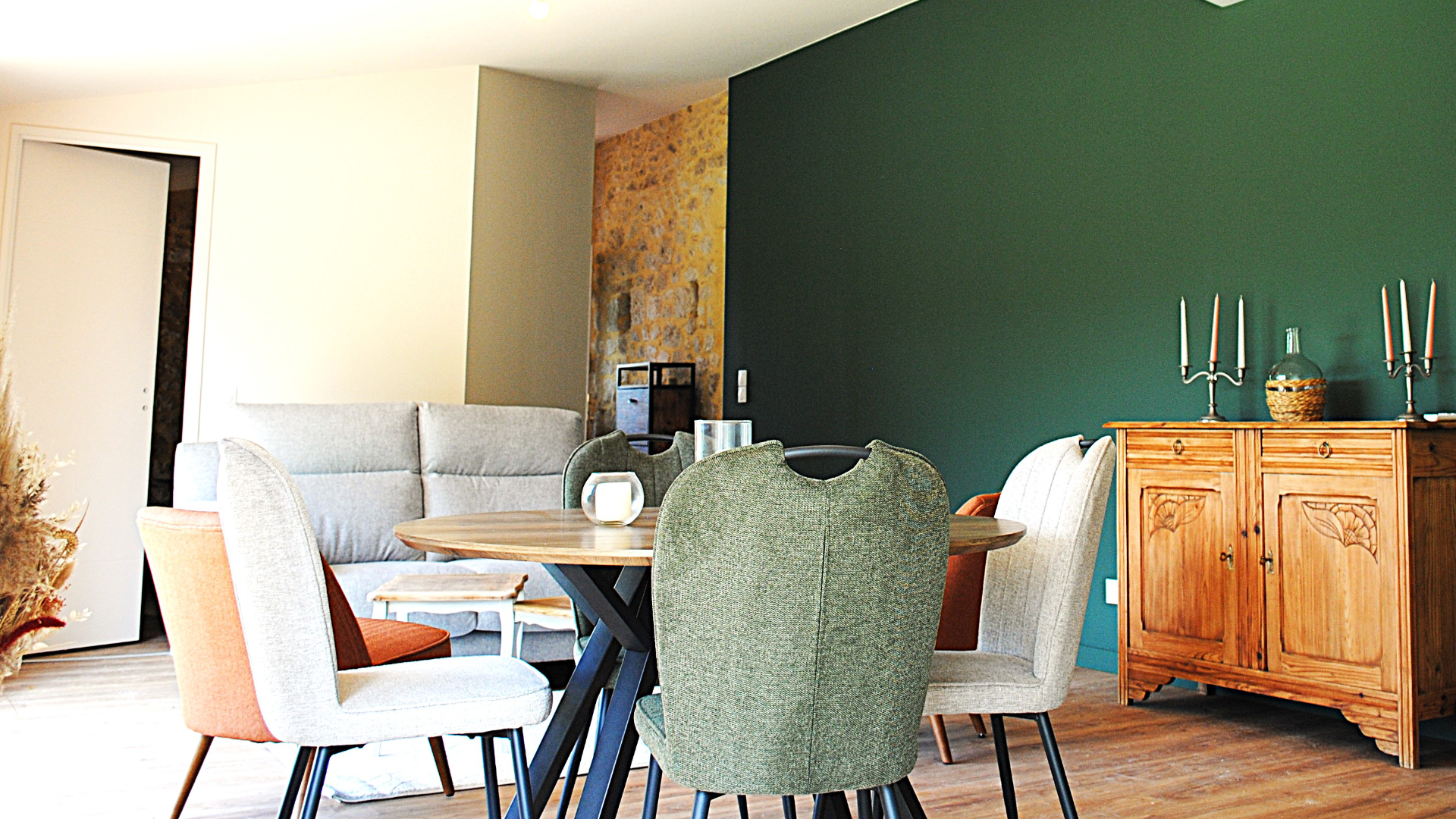 Une verrière décorative en bois entre la cuisine et la pièce à vivre.