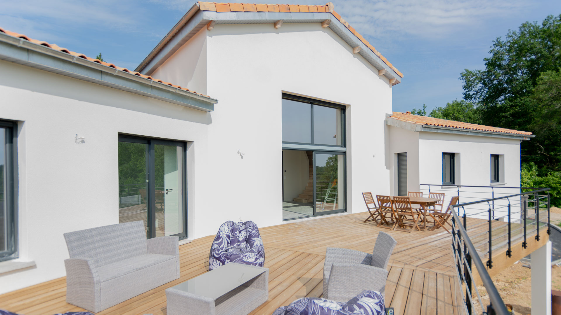 Une maison neuve avec sa terrasse en bois