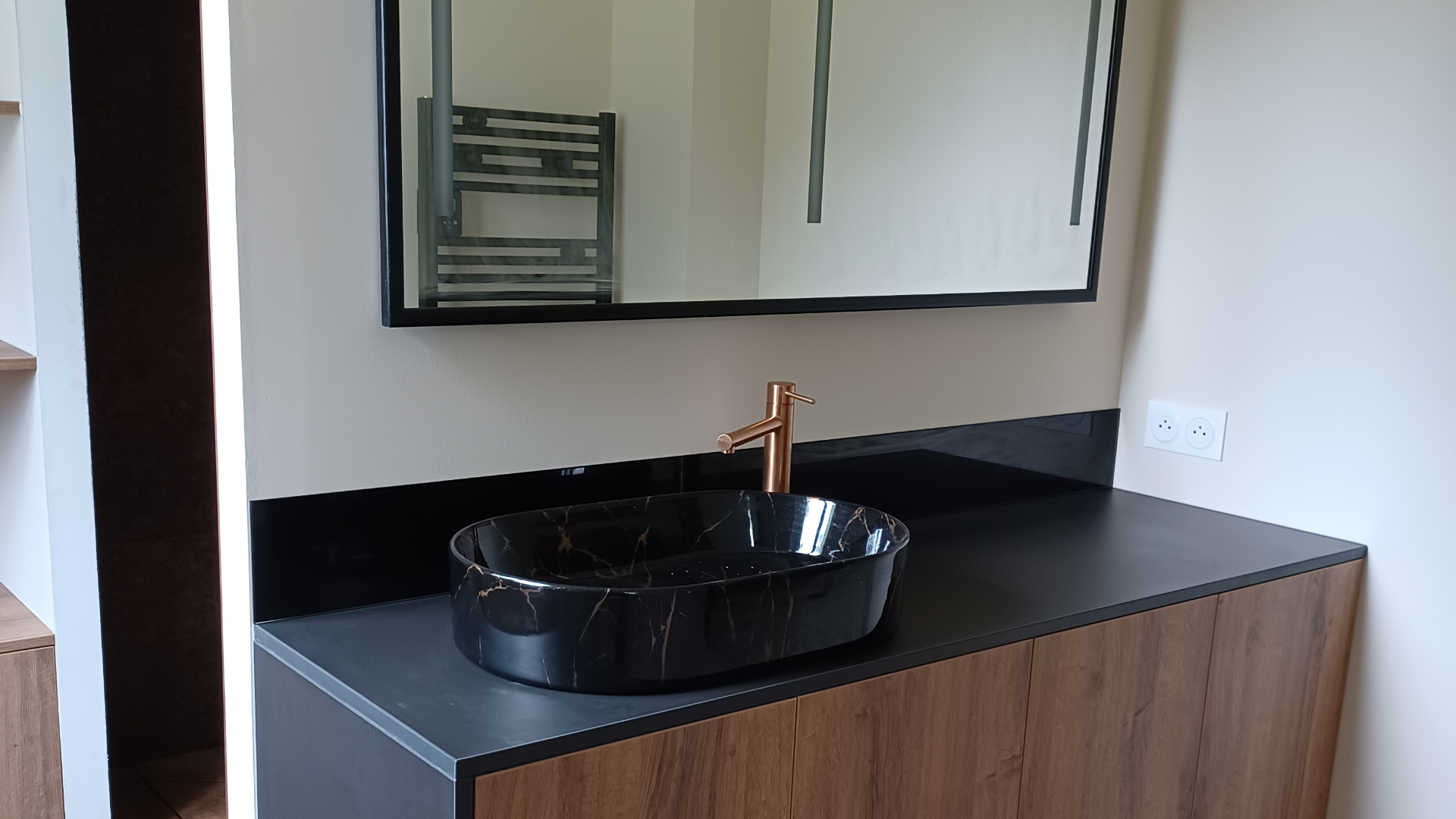 Une verrière décorative en bois entre la cuisine et la pièce à vivre.