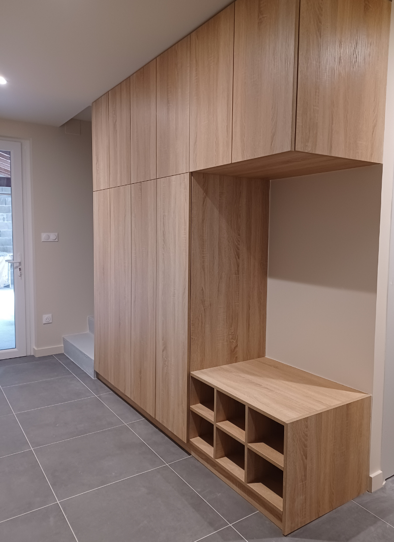 Un garage totalement aménagé pour les parents avec la nouvelle entrée principale de la maison