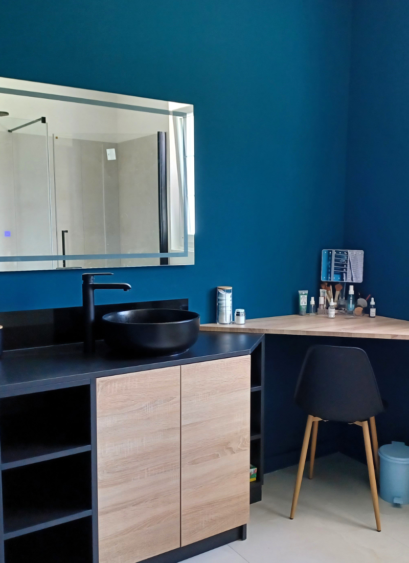 Une salle de bain avec une couleur bleu canrd très électrique