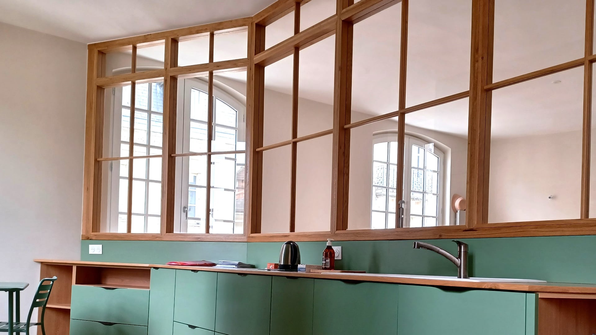 Une salle de bain avec comme couleur le bleu canard.