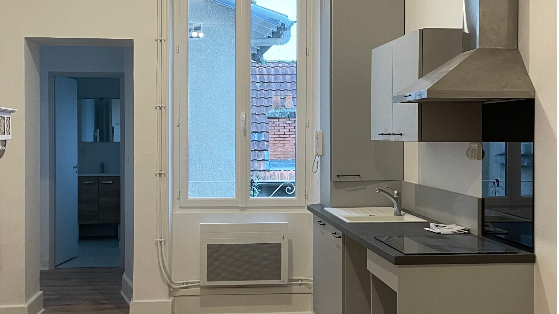 La cuisine nouvellement rénovée pour la location.